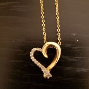 10 kt yellow gold heart necklace.